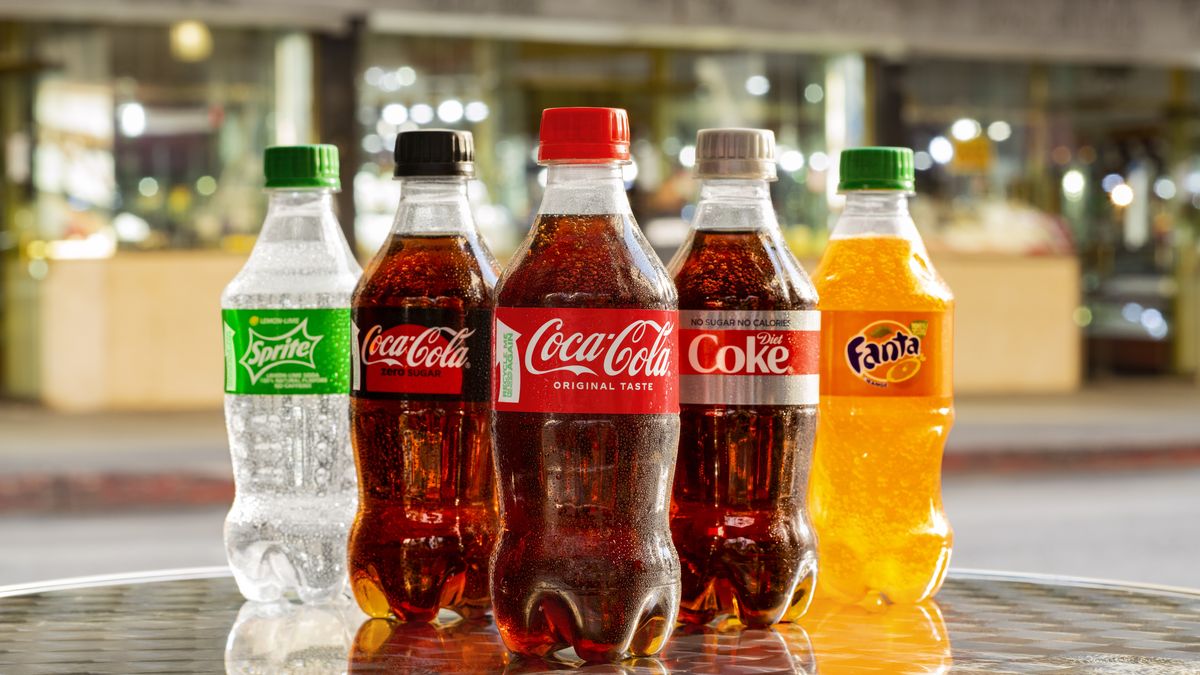 Coca-Cola má novou lahev. Je ze stoprocentně recyklovaného plastu